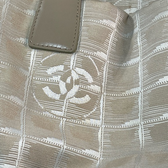 Vintage Chanel Travel Bag in tan - Picture 2 of 3